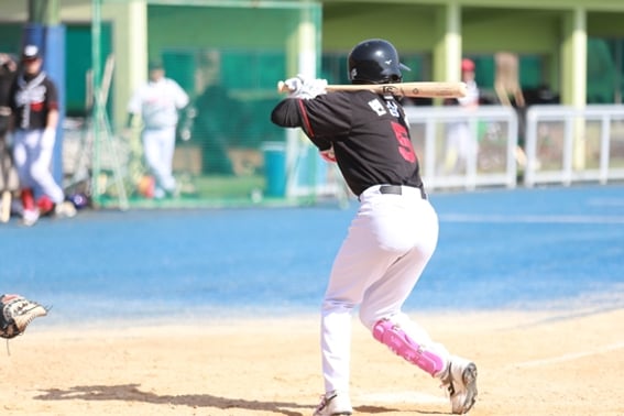 外野手继"从培养队中释放→与啦啦队队员结婚→蔚山威尔士行"击出多支安打后，在最后的青白战中击出本垒打