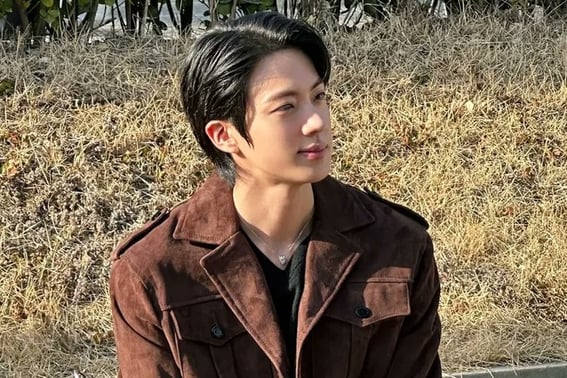 Как и ожидалось, 'Бог Америки' .Джин из BTS с сумкой Gucci, в центре внимания