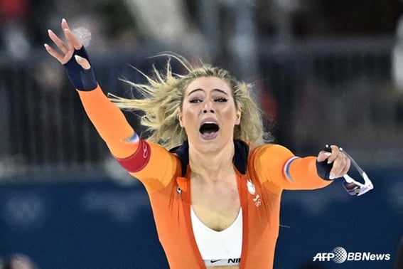 'Bỏ dây kéo xuống để lộ đồ lót' Nữ hoàng băng giá, nhờ đó mà 'ghế tiền'... Hàng trăm triệu đồng phục bị rớt trúng thầu, vượt qua Ronaldo để lập kỷ lục mới