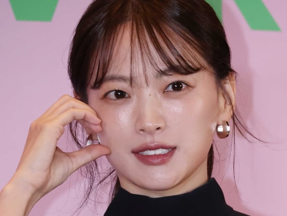 천우희 '깜찍 볼하트'