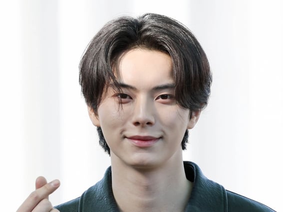 	 이채민 '조각상의 하트!'