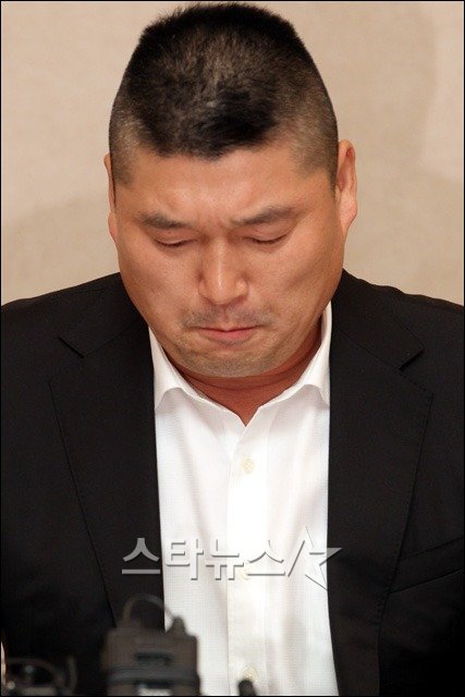 강호동이 9일 오후 서울가든호텔에서 열린 기자회견에서 잠정 은퇴를 선언하며 눈물 짓고 있다 ⓒ사진=임성균 기자