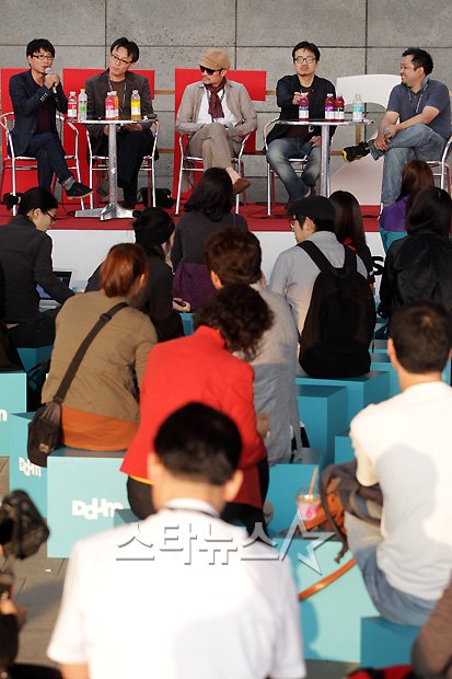 11일 오후4시30분 부산 영화의 전당 두레라움 광장에서 '한국 애니메이션의 가능성과 한계, 그리고 전망'이란 주제로 아주담담이 열렸다. 조영각 프로듀서와 김선구 프로듀서, '마당을 나온 암탉'의 오성윤 감독과 돼지의 왕' 연상호 감독(왼쪽부터)이 이야기를 나누고 있다. 이기범 기자.