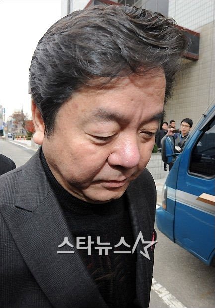 직원 임금체불 혐의로 불구속 기소된 심형래 감독이 지난 2일 법원에 출두하고 있다 ⓒ사진=최준필 인턴기자