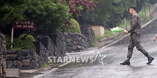 10일 전역 직후 경기도 파주에 위치한 어머니 납골당을 찾은 월드스타 비/사진=이기범 기자