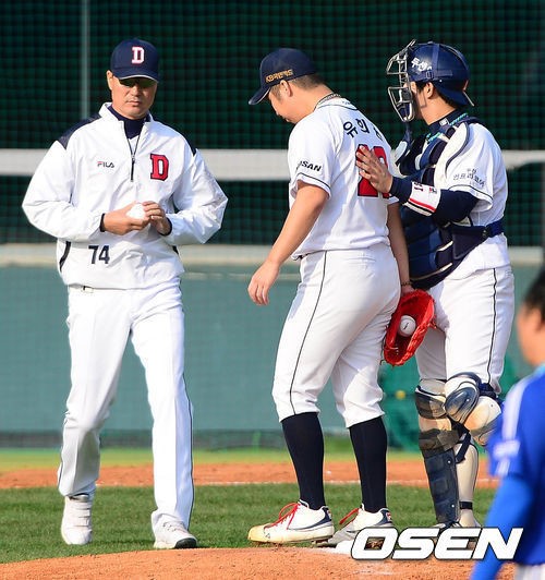 정명원 투수코치(좌)와 유희관 /사진=OSEN