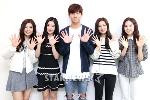 최강창민(가운데)과 레드벨벳 /사진=홍봉진 기자