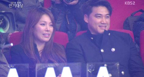 홍성흔 선수가 아내 김정임씨와 2014 KBS 연기대상 시상식에서 딸 홍화리양의 수상을 축하하고 있다.