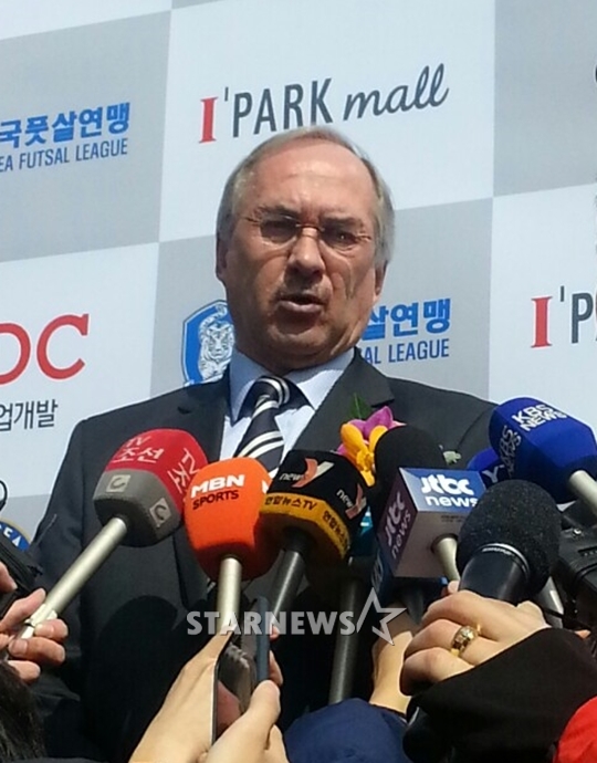16일 슈틸리케 감독이 취재진과의 인터뷰에 응하고 있다. /사진=김우종 기자