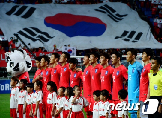 지난 2002년 2월 미국에서 열린 북중미 골드컵 캐나다와의 경기서 이영표(위)와 이동국의 모습. /사진=대한축구협회 제공
