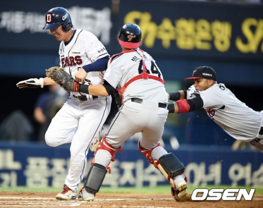 LG 박재욱이 2016년 8월 2일 두산전 3회말 수비서 런다운 도중 김재호의 진로를 가로막았다.