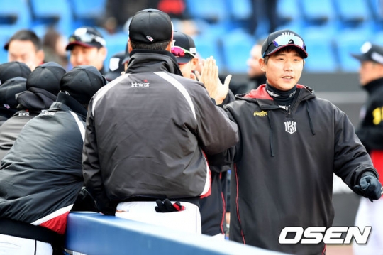 kt 박경수를 비롯한 선수들과 코칭스태프가 인사를 나누고 있다.