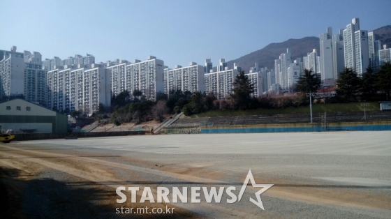평탄화작업중인 개성고 야구장 모습.