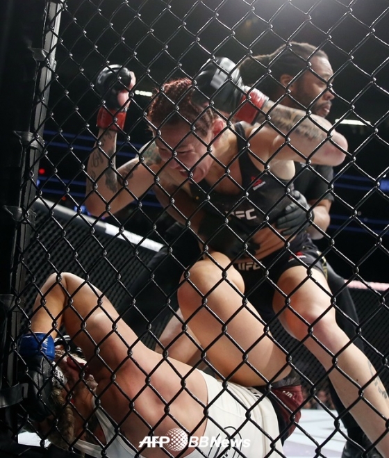 UFC 여성 페더급 타이틀 2차 방어에 성공한 크리스 사이보그. /AFPBBNews=뉴스1