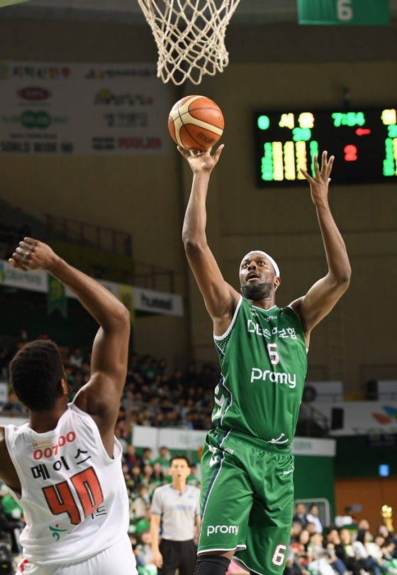 골밑에서 활약하며 팀 승리를 이끈 로드 벤슨. /사진=KBL 제공