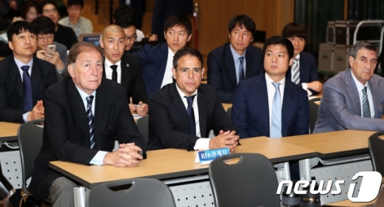 4일 서울시청 다목적홀에서 열린 2018 러시아월드컵 월드컵 최종 명단 발표 기자회견에서 대표팀 코칭스태프가 입장해 자리하고 있다.