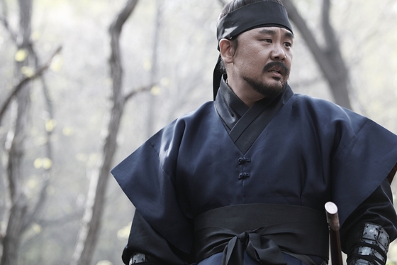 영화 '물괴'의 김인권이 마동석을 떠올리며 조선 무사의 몸을 만들었다고 밝혀 눈길을 모았다. / 사진='물괴'의 김인권, 스틸컷