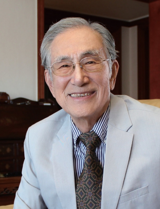 명예로운 광고인상을 수상하는 조규하 한국광고주협회 초대 회장. /사진=한국광고주협회 제공