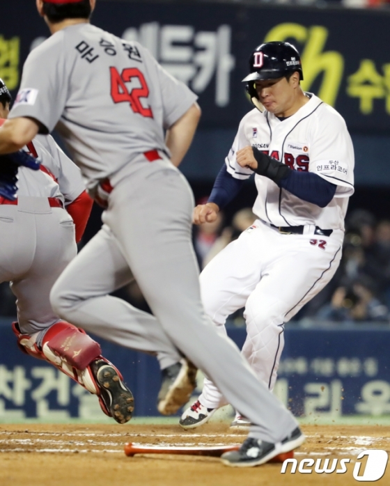 4회말 김재환이 득점하고 있다. /사진=뉴스1