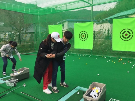 학생 선수를 지도하는 최혜진. /사진=KLPGA