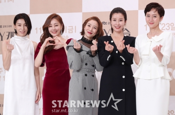 (왼쪽부터) JTBC 드라마 'SKY캐슬' 출연 배우 김서형, 오나라, 윤세아, 이태란, 염정아 /사진=김휘선 기자
