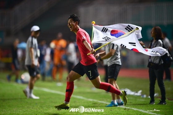 지난해 아시안게임 결승전 승리 후 기뻐하는 손흥민. /AFPBBNews=뉴스1