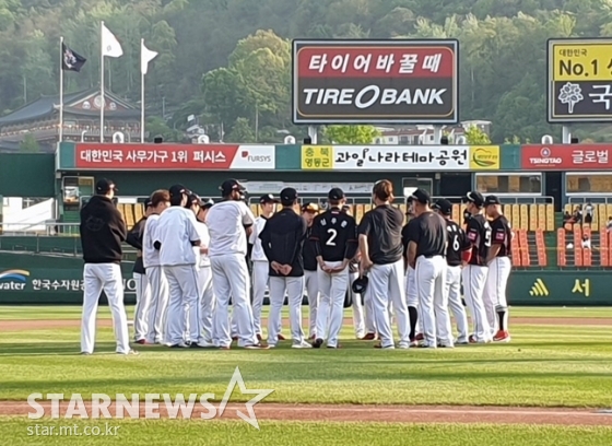 3일 경기 전 미팅을 진행한 KT 선수단./사진=심혜진 기자