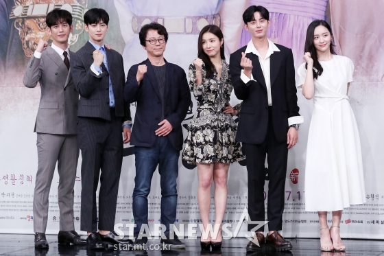배우 박기웅, 차은우, 강일수 감독, 배우 신세경, 이지훈, 박지현이 17일 오후 서울 마포구 상암 MBC에서 진행된 드라마 '신입사관 구해령' 제작발표회에 참석해 포즈를 취하고 있다. / 사진=김휘선 기자 hwijpg@