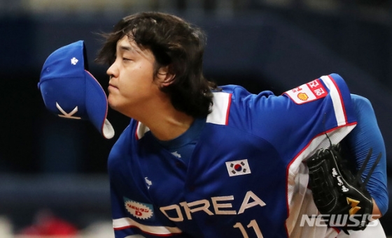 2일 오후 서울 구로구 고척스카이돔에서 열린 '2019 WBSC 프리미어 12' 대한민국과 푸에르토리코와의 평가전 2차전, 9회말 조상우가 역투하던 중 모자가 벗겨지고 있다. /사진=뉴시스