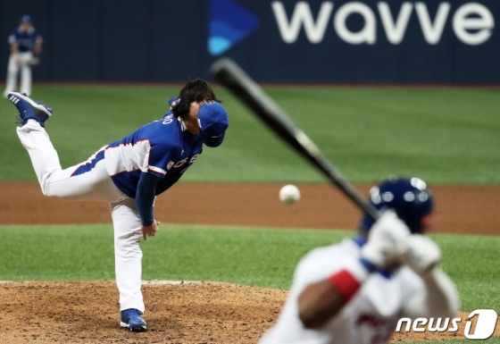 2일 오후 서울 구로구 고척스카이돔에서 열린 2019 세계야구소프트볼연맹(WBSC) '프리미어12' 대한민국과 푸에르토리코의 2차 평가전. 9회말 마무리 등판한 조상우가 혼신의 역투를 펼치고 있는 가운데, 모자가 자꾸 벗겨지고 있다. /사진=뉴스1