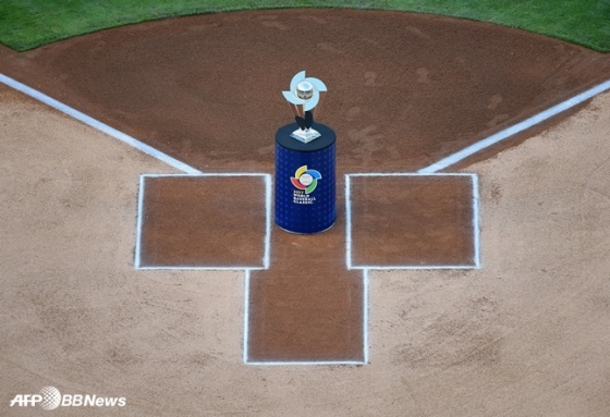 2017 월드 베이스볼 클래식(WBC) 결승전을 앞두고 트로피가 그라운드에 전시된 모습. /AFPBBNews=뉴스1