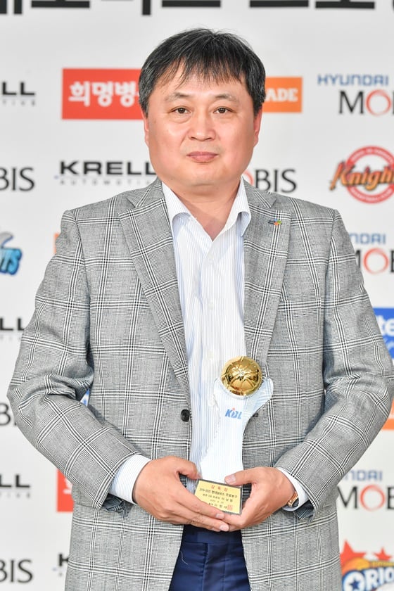 감독상을 받은 이상범 원주 DB 감독. /사진=KBL