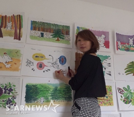 '호야의 숲속 산책' 스토리 보드 앞에서 기획 작업중인 박실비 작가. 사진에서 보면 알수 있듯이 박실비 작가는 그림체를 살리기 위해 그림책 사이즈보다 크게 그림 작업을 진행한다.