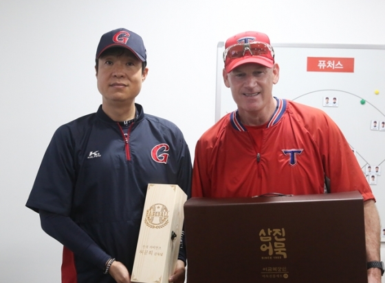 선물을 교환한 허문회 감독(왼쪽)과 윌리엄스 감독. /사진=롯데 자이언츠