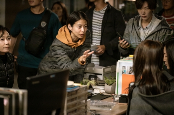 박지완 감독이 디렉팅을 하고 있는 모습 /'내가 죽던 날' 스틸.