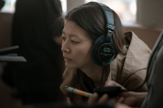 모니터를 보고 있는 박지완 감독/'내가 죽던 날' 스틸.