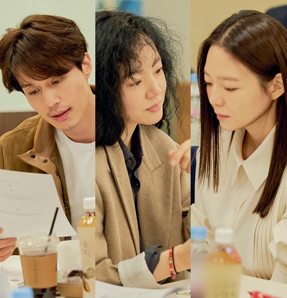 이동욱과 임수정, 이솜이 영화 '싱글 인 서울' 리딩에 참여하고 있다.