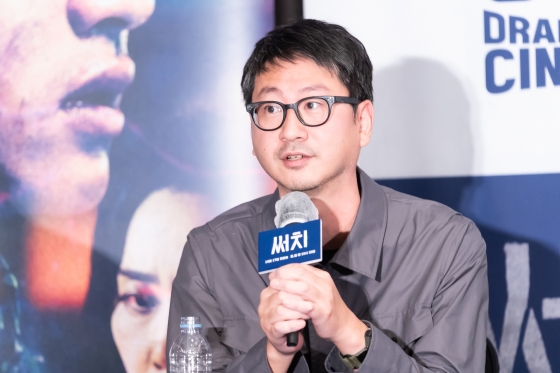 임대웅 감독(왼쪽에서 세번째)과 '써치' 출연자들/사진제공=CJ ENM