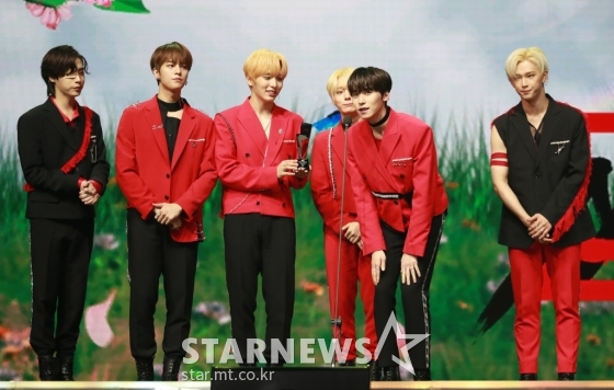 그룹 원어스가 28일 마이뮤직테이스트로 방송된 2020 Asia Artist Awards(2020 아시아 아티스트 어워즈, 2020 AAA)에서 가수 부문 포커스상을 수상한 뒤 소감을 말하고 있다.스타뉴스가 주최하고 AAA 조직위원회가 주관하는 AAA는 어디에서도 보지 못했던 새로운 무대를 선보이며 전 세계 팬들의 눈과 귀를 사로잡아 명실상부 NO.1 글로벌 시상식으로 거듭났다./사진=이동훈 기자