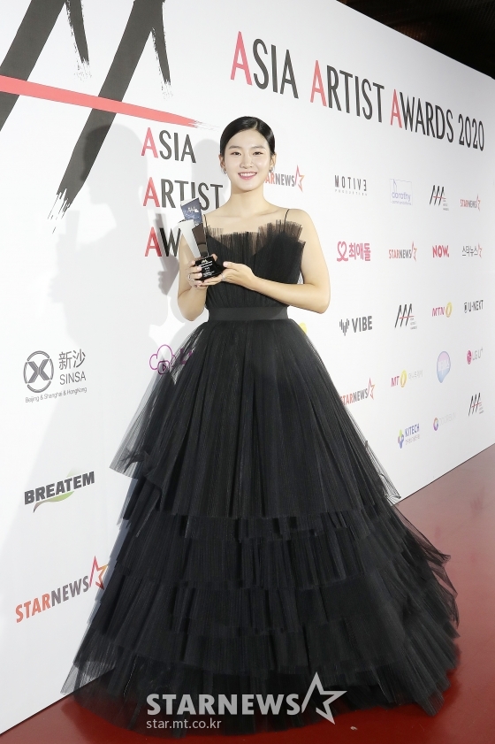 배우 박주현이 28일 마이뮤직테이스트에서 중계된 2020 Asia Artist Awards(2020 아시아 아티스트 어워즈, 2020 AAA)에서 'AAA 베스트 초이스' 상을 수상한 뒤 포즈를 취하고 있다. 스타뉴스가 주최하고 AAA 조직위원회가 주관하는 AAA는 어디에서도 보지 못했던 새로운 무대를 선보이며 전 세계 팬들의 눈과 귀를 사로잡아 명실상부 NO.1 글로벌 시상식으로 거듭났다. / 사진=김창현 기자 chmt@
