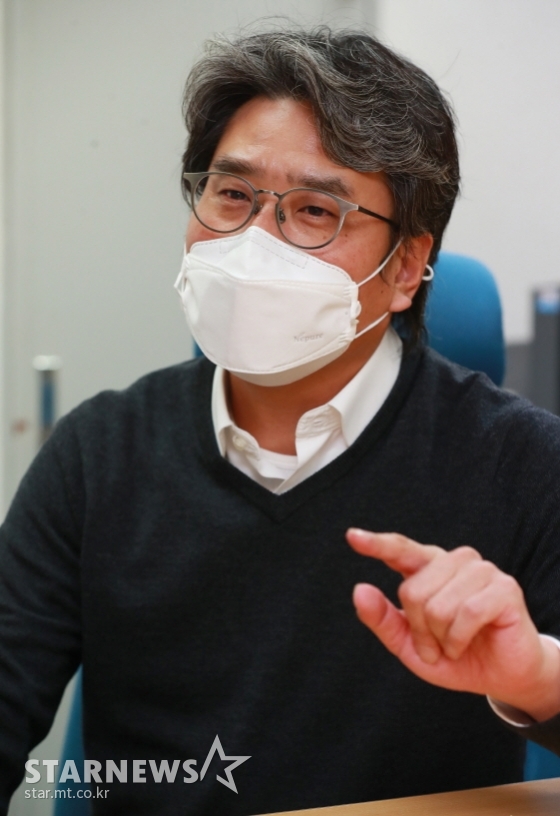 '남산의 부장들' '다만 악에서 구하소서' 등을 제작한 김원국 하이브미디어코프 대표가 마스크를 착용하고 스타뉴스와 인터뷰를 하고 있다./사진=이동훈 기자