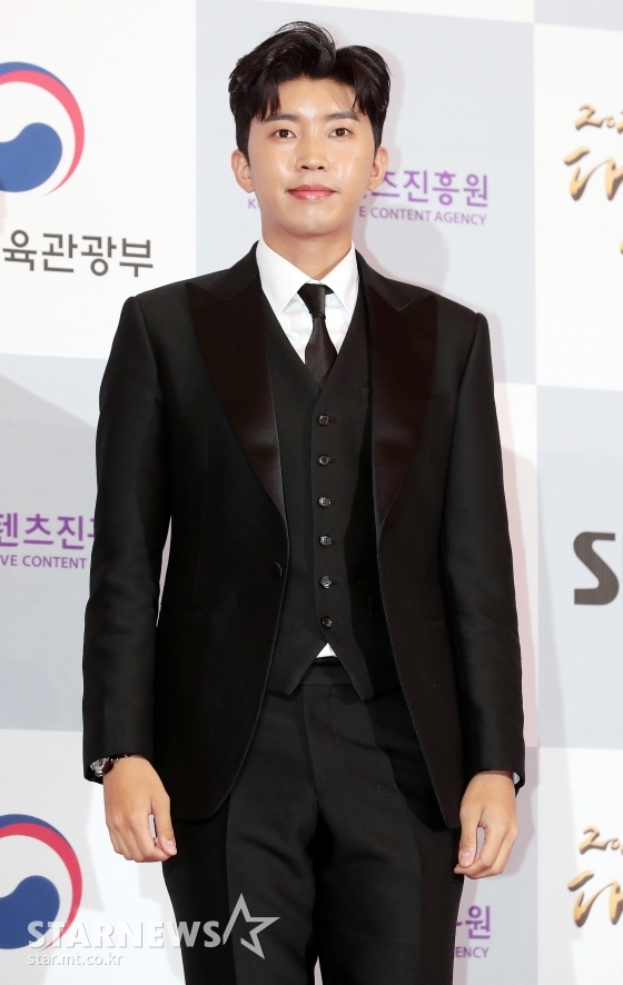 가수 임영웅이 28일 오후 서울 동대문구 경희대학교 평화의 전당에서 열린 '2020 대한민국 대중문화예술상'에 참석해 포즈를 취하고 있다. / 사진=김창현 기자 chmt@
