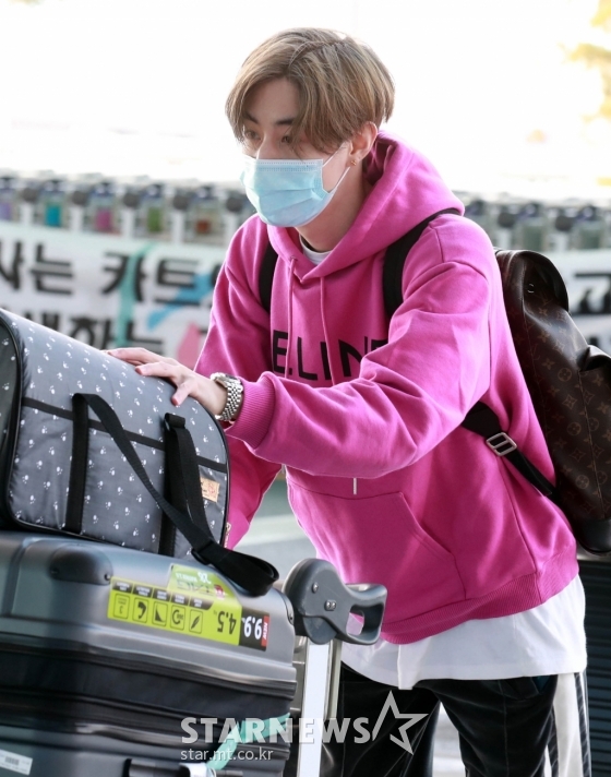 그룹 GOT7 마크가 고향인 미국으로 돌아가기 위해 31일 오후 인천국제공항을 통해 출국하고 있다. /사진=임성균 기자