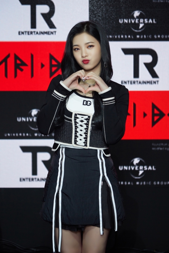 걸그룹 트라이비 진하가 17일 온라인으로 진행된 첫 번째 싱글 'TRI.BEDaLoca (트라이비 다 로카)' 발매 기념 소케이스에서 포즈를 취하고 있다.트라이비는 가요계 대표 히트 메이커 신사동호랭이와 세계 최대 음반사 유니버설뮤직이 공동 제작한 걸그룹이다. 한국인 멤버 송선 진하 현빈 소은과 외국인 멤버 켈리 지아 미레로 구성됐다. / 사진제공 = 티알엔터테인먼트, 멜로우엔터테인먼트