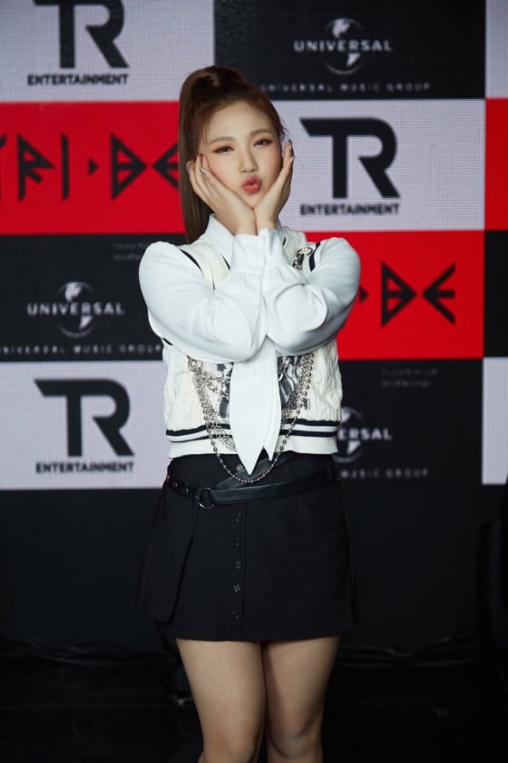 걸그룹 트라이비 미레가 17일 온라인으로 진행된 첫 번째 싱글 'TRI.BEDaLoca (트라이비 다 로카)' 발매 기념 소케이스에서 포즈를 취하고 있다.트라이비는 가요계 대표 히트 메이커 신사동호랭이와 세계 최대 음반사 유니버설뮤직이 공동 제작한 걸그룹이다. 한국인 멤버 송선 진하 현빈 소은과 외국인 멤버 켈리 지아 미레로 구성됐다. / 사진제공 = 티알엔터테인먼트, 멜로우엔터테인먼트
