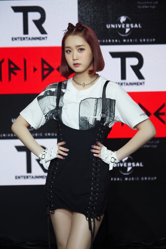 걸그룹 트라이비 지아가 17일 온라인으로 진행된 첫 번째 싱글 'TRI.BEDaLoca (트라이비 다 로카)' 발매 기념 소케이스에서 포즈를 취하고 있다.트라이비는 가요계 대표 히트 메이커 신사동호랭이와 세계 최대 음반사 유니버설뮤직이 공동 제작한 걸그룹이다. 한국인 멤버 송선 진하 현빈 소은과 외국인 멤버 켈리 지아 미레로 구성됐다. / 사진제공 = 티알엔터테인먼트, 멜로우엔터테인먼트