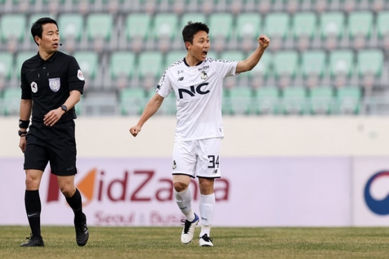 서울 이랜드 장윤호(오른쪽). /사진=한국프로축구연맹