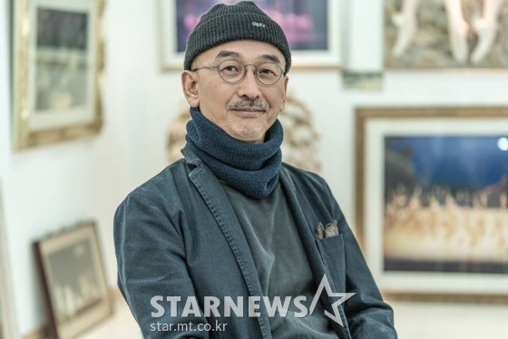 영화 '자산어보'를 연출한 이준익 감독이 19일 진행된 라운드 인터뷰를 위해 포즈를 취하고 있다. /사진제공=메가박스중앙(주) 플러스엠 /사진=이동훈 기자 photoguy@