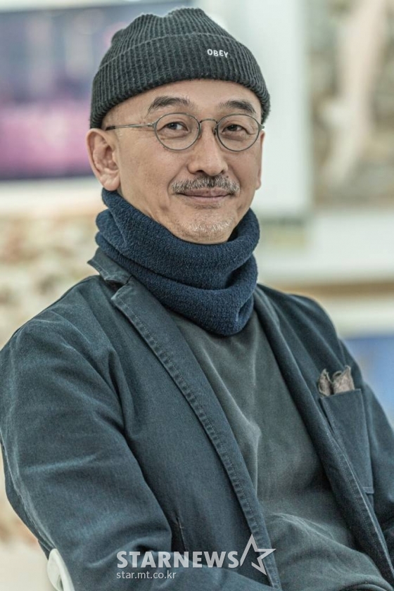 영화 '자산어보'를 연출한 이준익 감독이 19일 진행된 라운드 인터뷰를 위해 포즈를 취하고 있다. /사진제공=메가박스중앙(주) 플러스엠 /사진=이동훈 기자 photoguy@