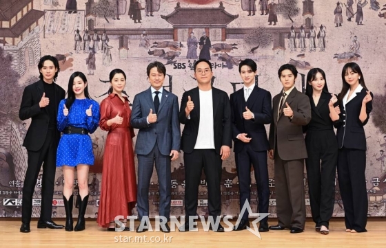 배우 이유비, 박성훈, 서영희, 감우성, 신경수 PD, 배우 장동윤, 김동준, 정혜성, 금새록이 7일 오후 온라인 생중계로 진행된 SBS 월화드라마 '조선구마사' 제작발표회에 참석해 포즈를 취하고 있다. /사진제공=SBS /사진=이동훈 기자 photoguy@